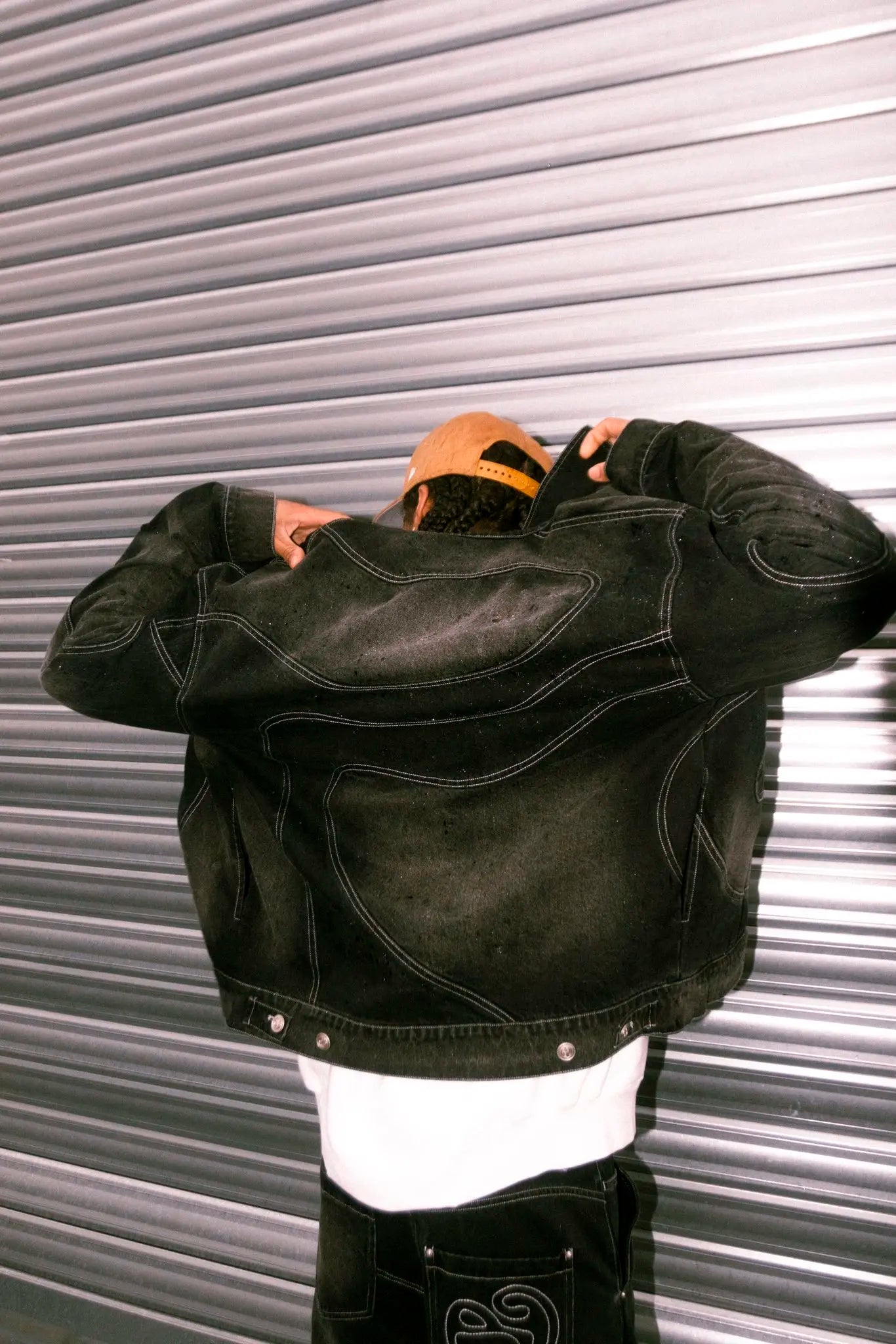 Costume deux pièces pour homme, veste et pantalon.