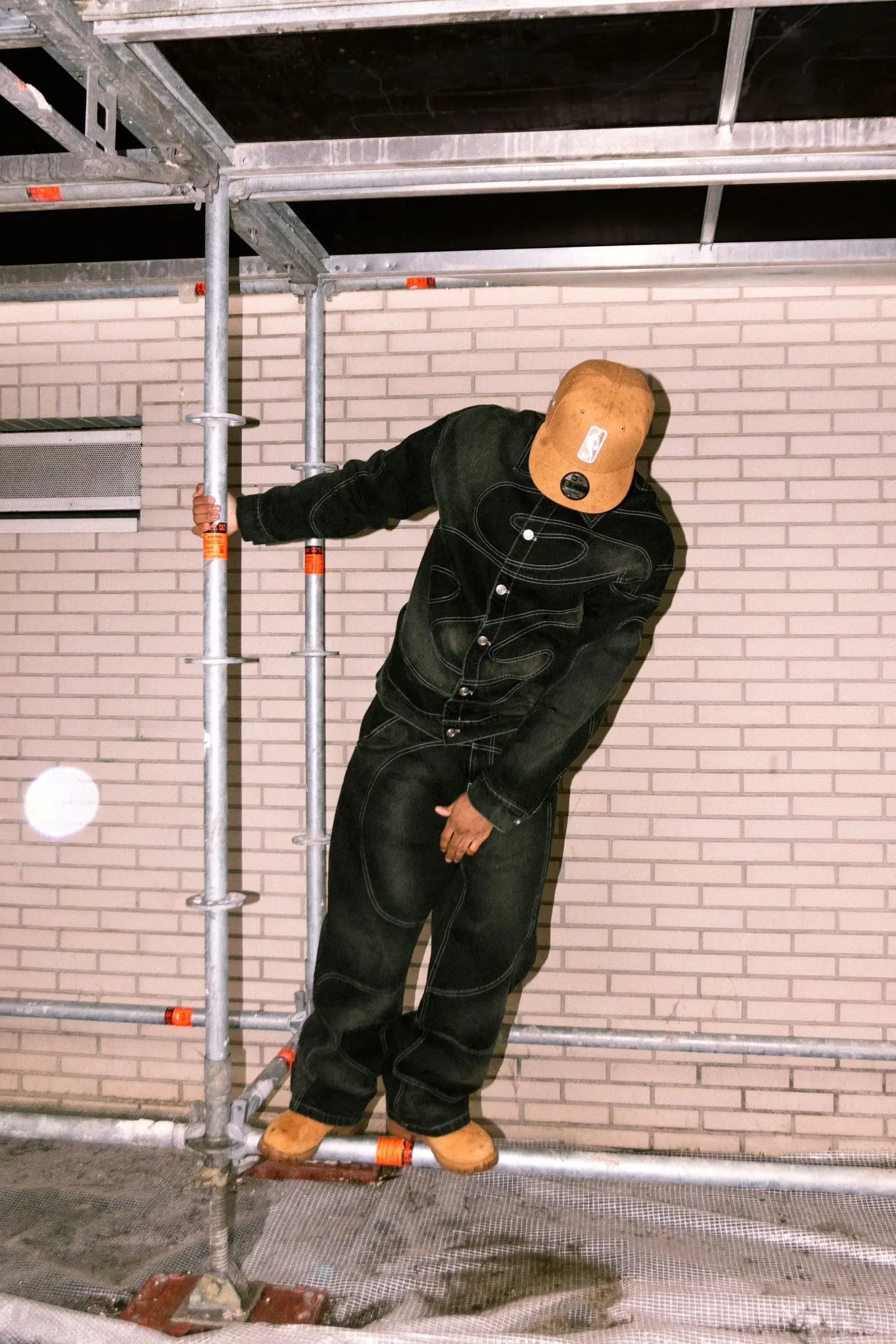 Costume deux pièces pour homme, veste et pantalon.